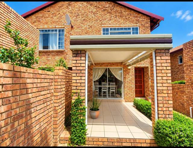 2 BEDROOM TOWNHOUSE FOR SALE IN AMBERFIELD